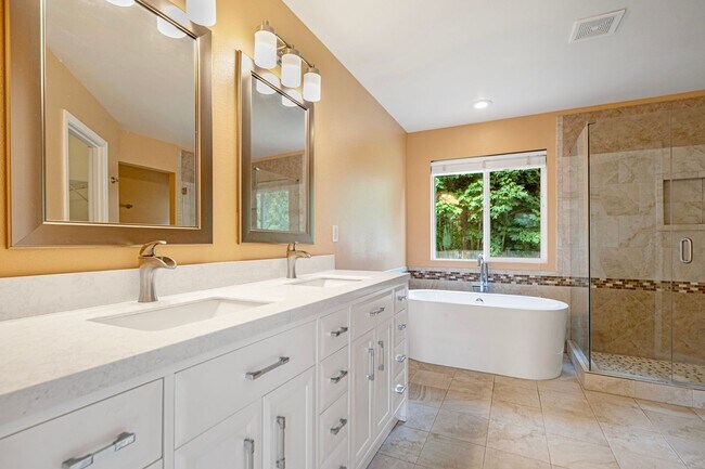Building Photo - Timeless NW Craftsman in Sammamish | 4BR +...