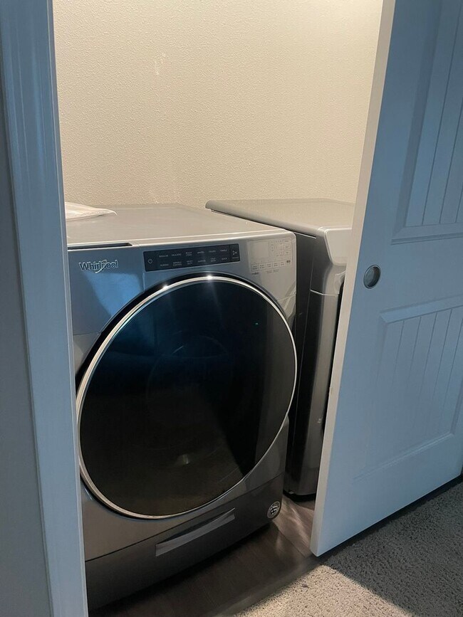 Building Photo - Holiday Move-In Special! $200 OFF 1st MONTH RENT!!