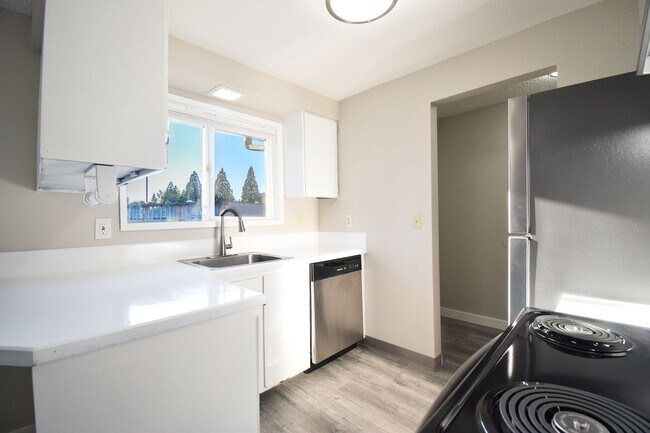 Building Photo - Newly Updated Single Level 2 Bedroom Apt in SE Portland!