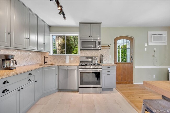 Building Photo - 53 Sheldrake Ave