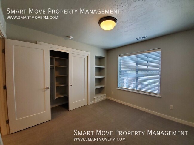 Building Photo - Executive East Boise Townhome on the Green...