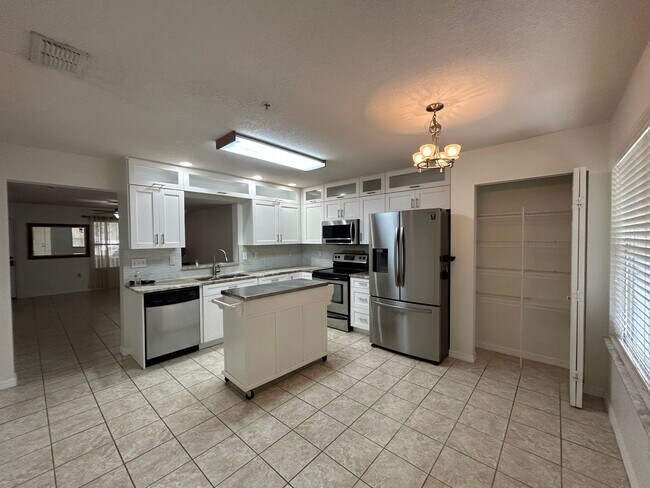 Building Photo - Charming 3/2.5 Condo in SW!