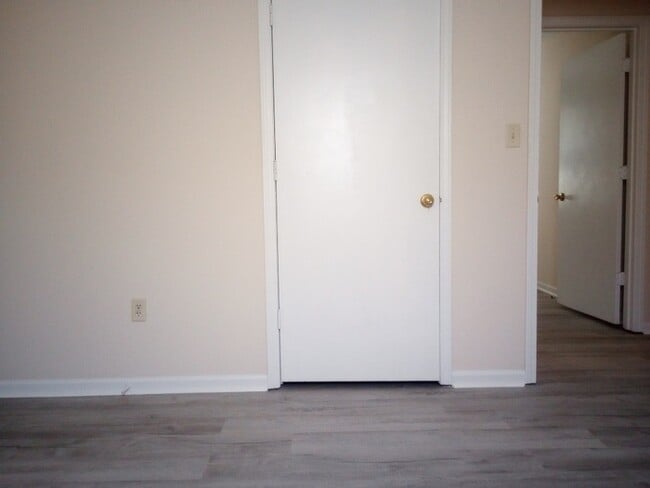 Building Photo - 3 Bedroom 2 Bathroom