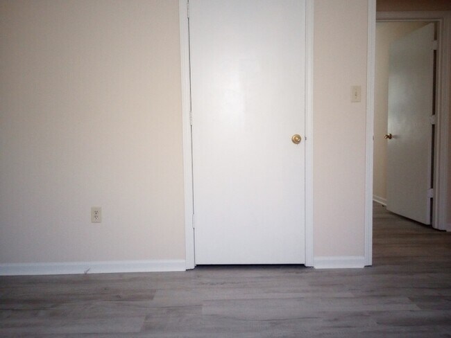 Building Photo - 3 Bedroom 2 Bathrooms