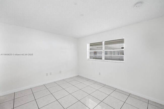 Building Photo - 18001 N Bay Rd