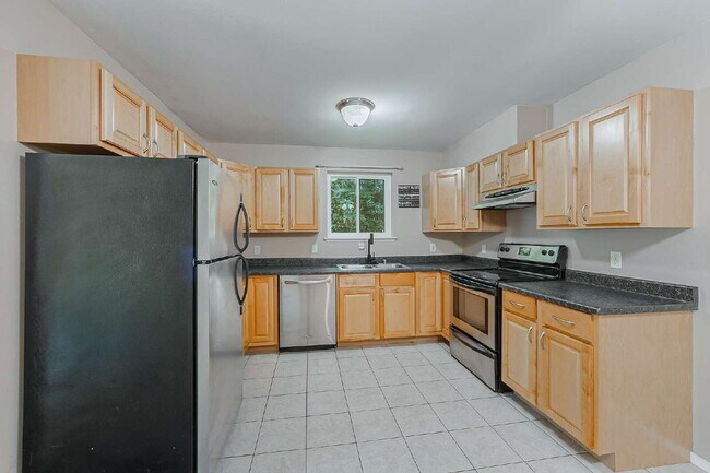 Building Photo - Super cute 2 bedroom, 1 3/4 bathrooms, Ful...