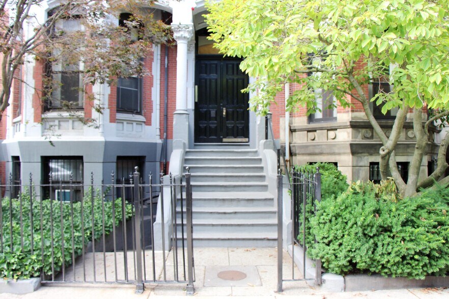 Building Photo - 323 Commonwealth Ave