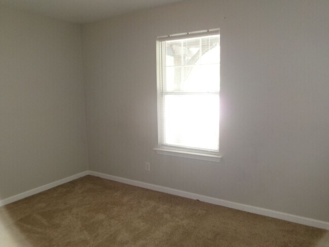 Building Photo - 3 bedroom, 2 bath home in the Inverness Co...