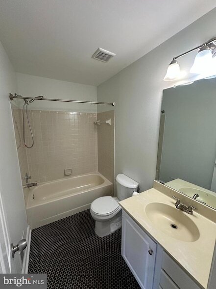 Building Photo - 7 Drumcastle Ct