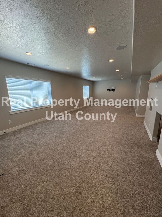 Building Photo - 2083 N Raspberry Dr