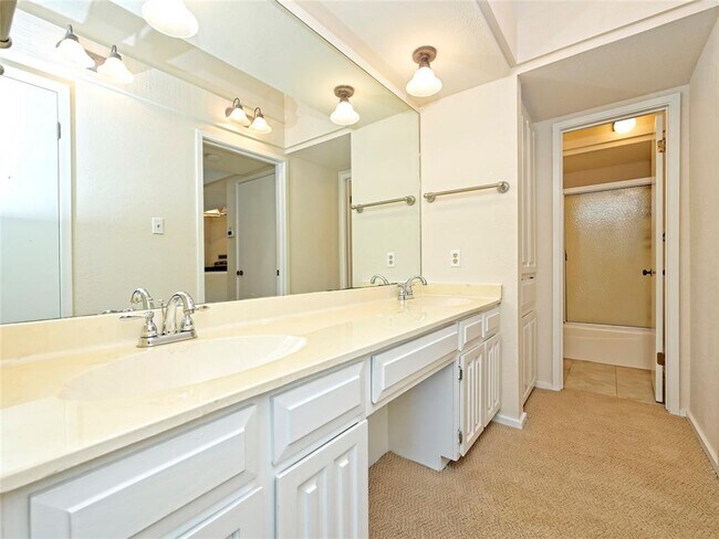 Building Photo - 519 Rock Bluff Dr