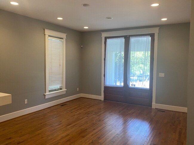 Building Photo - Vanderbilt Place - Wonderful Location 3 bedrooms/3 1/2 baths