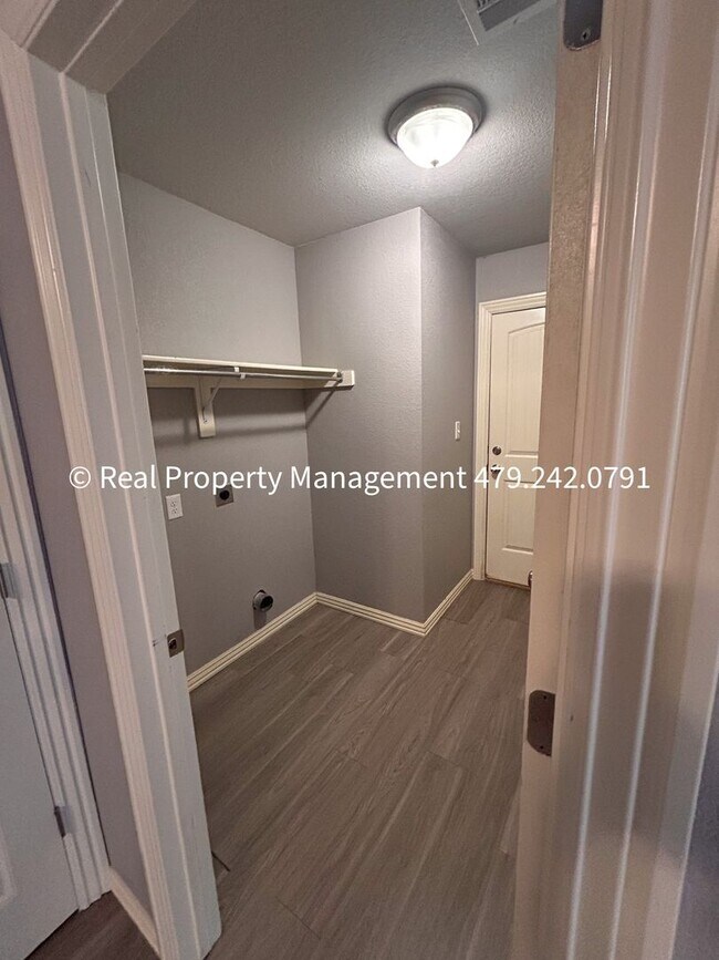 Building Photo - MOVE IN SPECIAL - HALF OFF MOVE IN RENT! B...