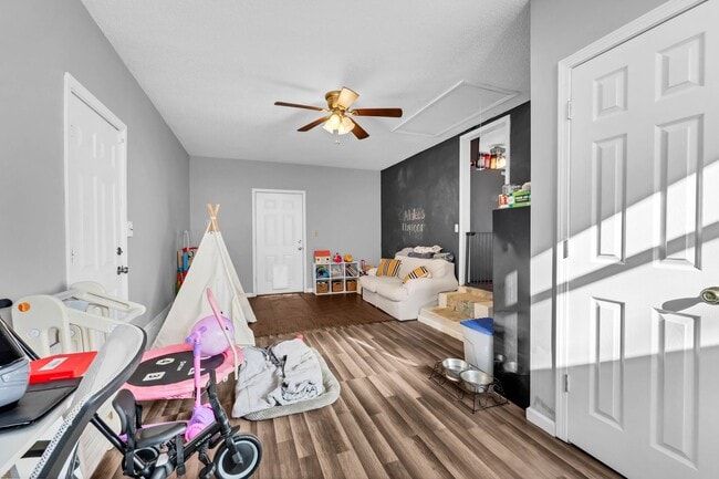 Building Photo - 215 Aster Dr