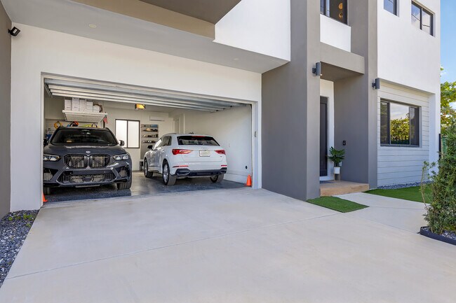 Building Photo - 704 SW 7th St