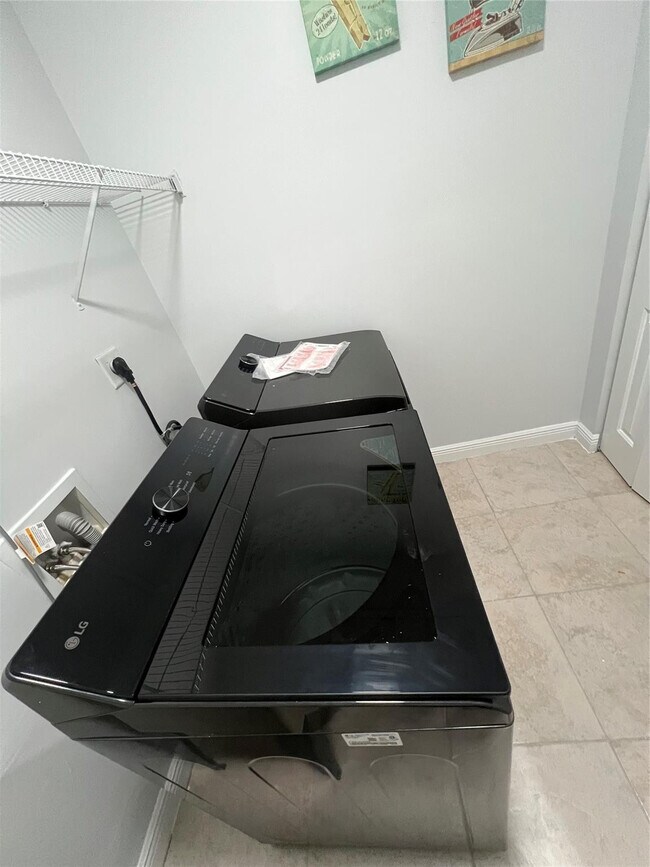 Building Photo - 3318 Lakeside Dr