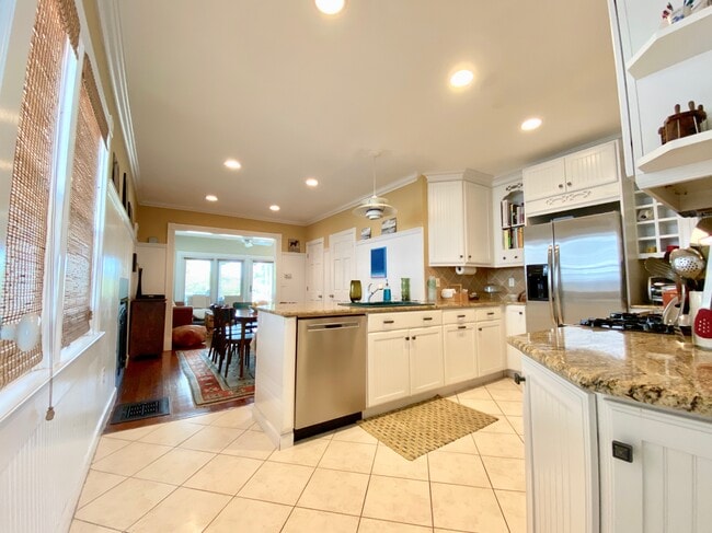 Building Photo - 306 5th Ave