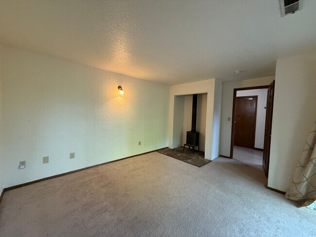 Building Photo - 3 Bed 2.5 Bath in the Heart of Bellevue
