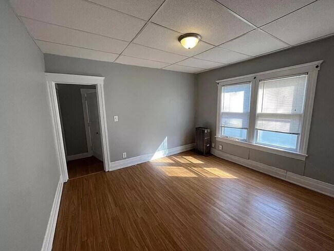 Building Photo - 405 E 6th St