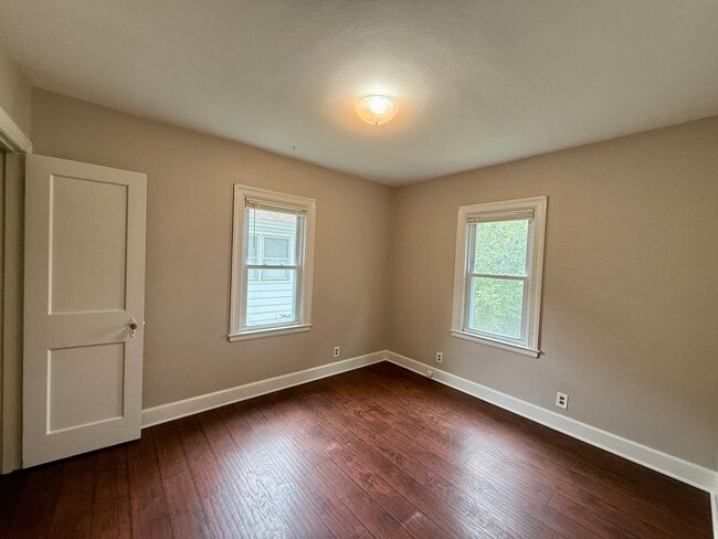 Building Photo - Lower 2 bedroom near Downtown Beloit