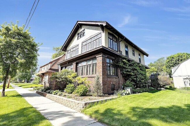 Building Photo - 615 N Lawe St