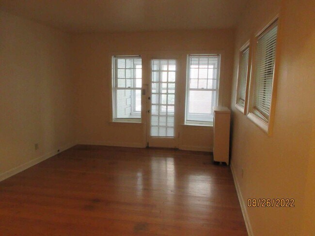 Building Photo - Available September 2026 Large Remodeled 1 Bedroom Apartment with Free Heat!