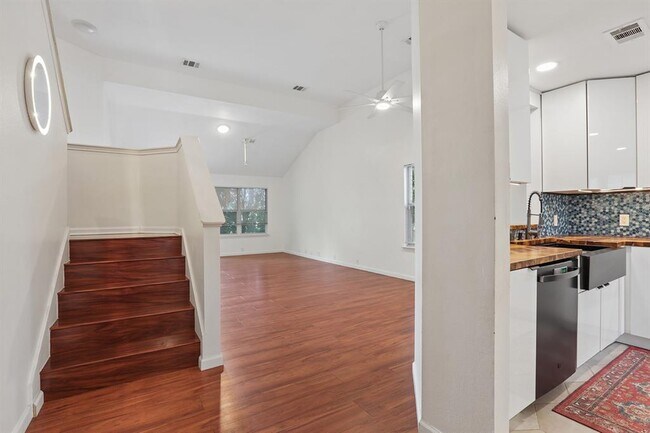 Building Photo - 14621 Lantern Dr