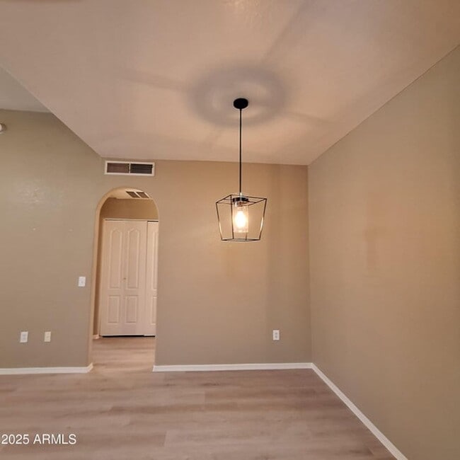 Building Photo - Charming 1 Bed 1 Bath Lower Level condo ++...