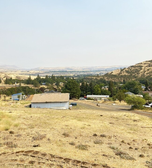 Building Photo - Spacious Well Maintained 3 Bedroom - 1 Bat...