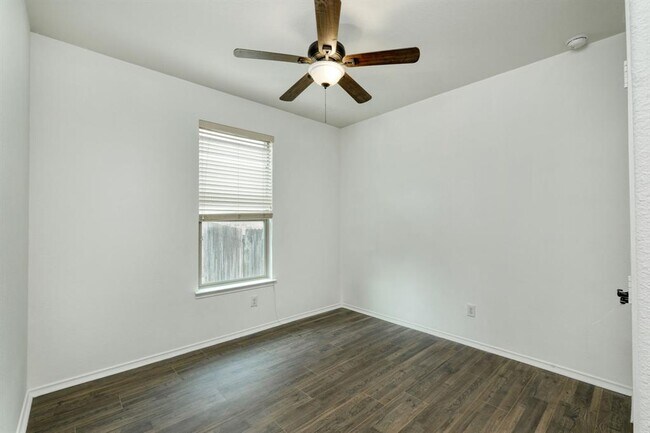 Building Photo - 1121 Hyde Park Dr