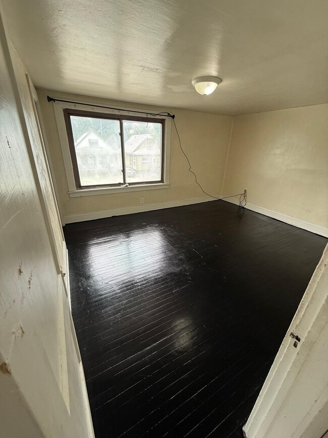 Building Photo - 1485 E 172
