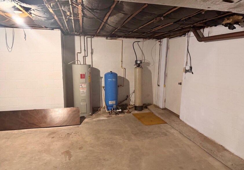 Building Photo - 2710 Academy Dr