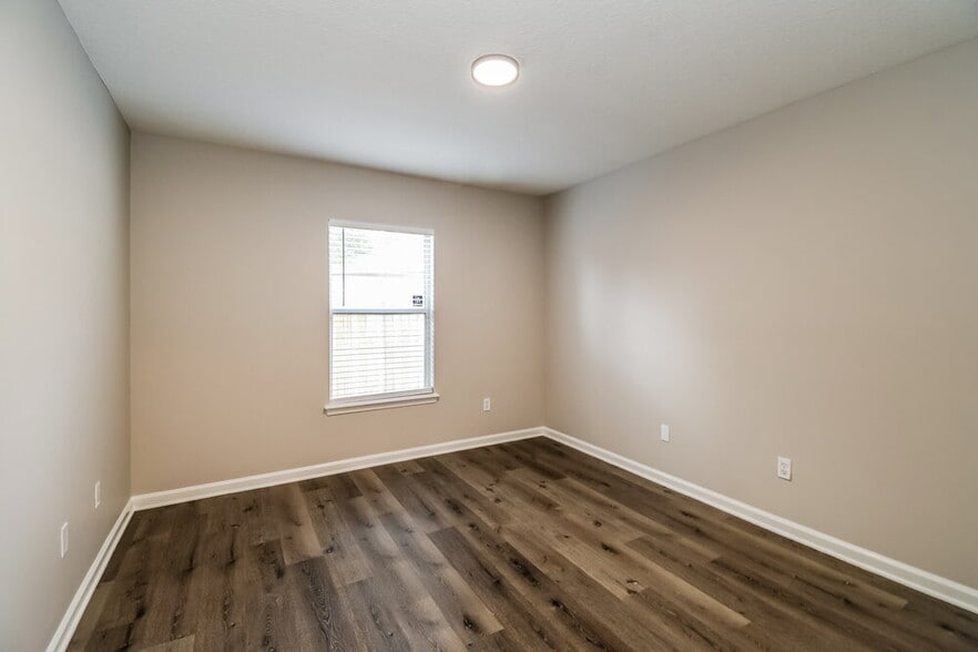 Building Photo - 9202 Redtail Dr