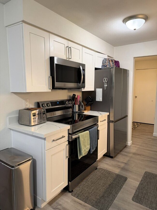 Building Photo - 2Bd/1.75Ba Redmond Condo