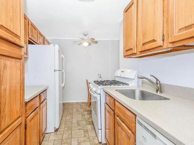 Primary Photo - 5601 Riverdale Ave