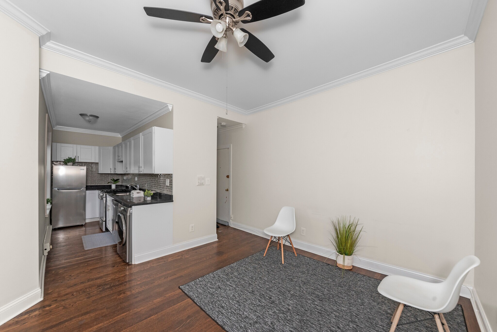 Building Photo - 917 W Waveland Ave