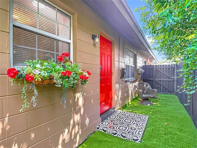 Building Photo - 222 Southeast Jefferson Cir N