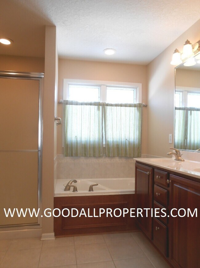 Building Photo - 4BR Urbandale Home with a 3-Car Garage, Deck & Fireplace