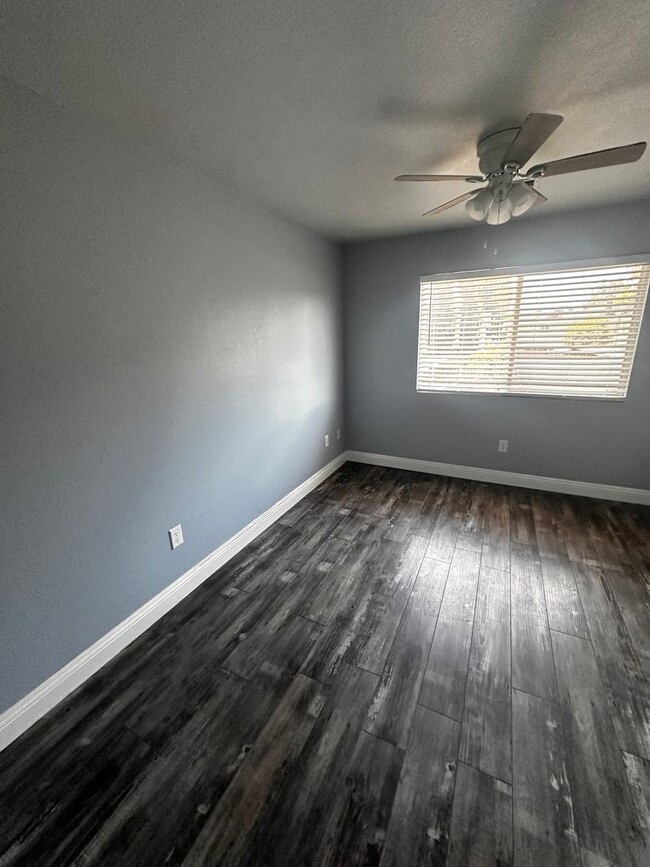 Building Photo - 3 Bedroom 1.5 Bathroom Condominium For Rent