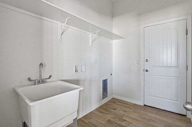 Building Photo - 905 Louisiana Downs Ave