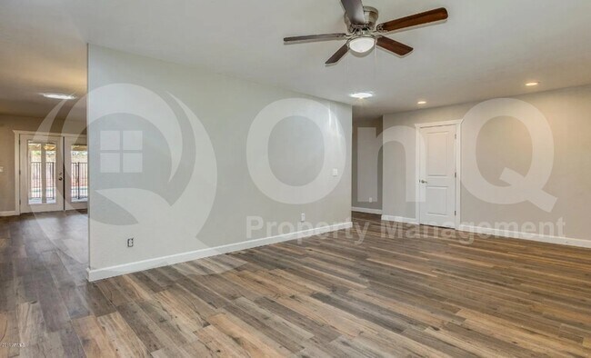 Building Photo - 2502 E Sahuaro Dr