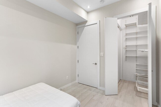 Building Photo - ROOM ONLY in 5-bed/2.5-bath Home