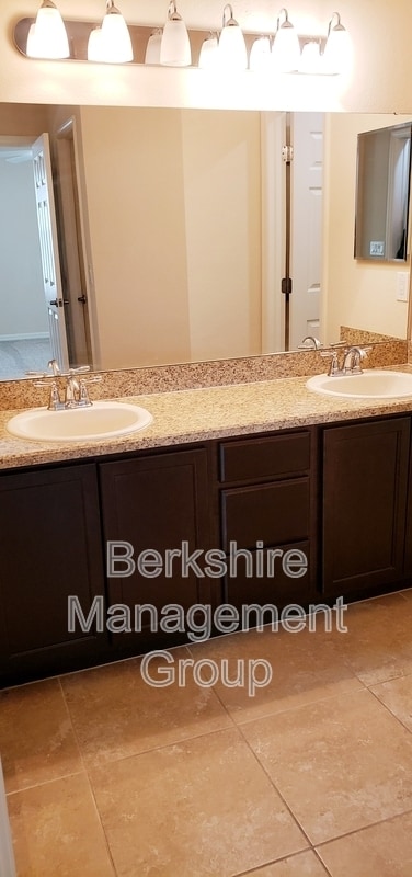 Building Photo - 1012 Dossey Oaks Ln