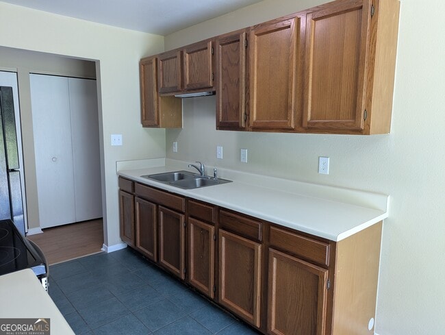 Building Photo - 502 Greenbay Ave