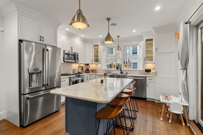 Building Photo - 2 Crystal Pl