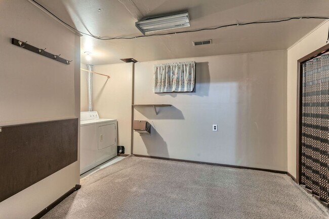 Building Photo - 2 Bedroom Ranch in Loveland with finished ...