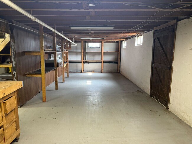 Building Photo - 5 Bedroom 2 Bathroom Home in Idyllic Neighborhood