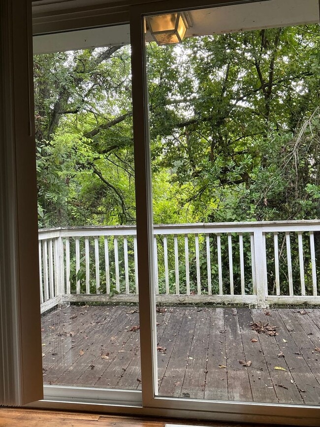 Building Photo - 3 bedroom 2 bathroom house conveniently lo...