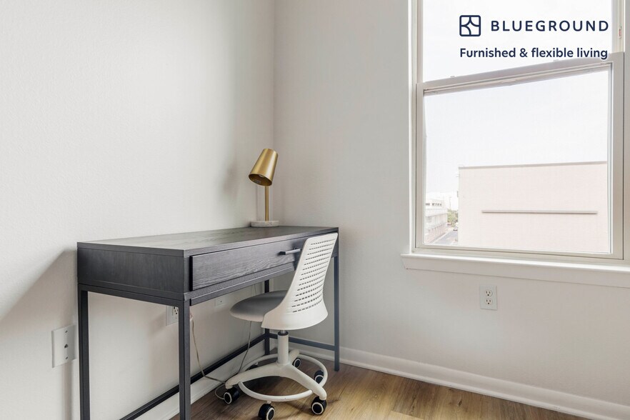 Building Photo - 3210 Esperanza Crossing