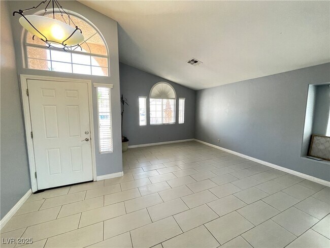 Building Photo - 1332 Royal Creek